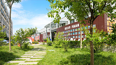 Ů���ǵ�У԰����